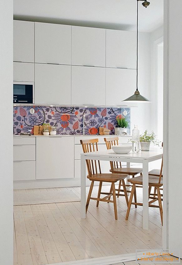 Bucătărie interioară în stil scandinav cu balcon