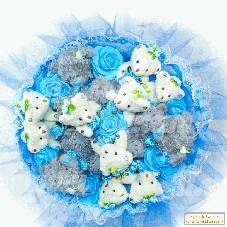 Ursuleț și trandafiri albastre într-un buchet