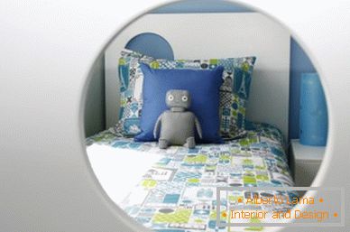 Un pat într-o grădiniță mică pentru un băiat