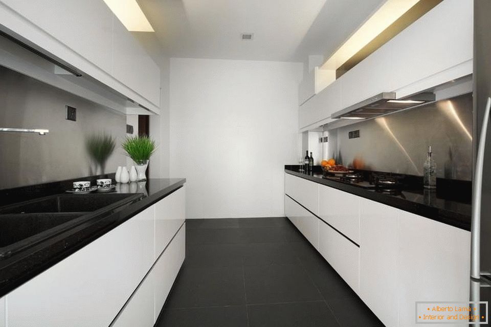 O bucătărie îngustă și lungă, albă, cu podea neagră