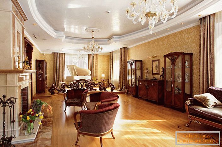 Exemplu de mobilier selectat în mod corespunzător pentru camera de zi în stil englezesc. Linii netede, tapițerii luminate, contrastante, picioarele din lemn sculptate - caracteristicile unui stil englez nobil.