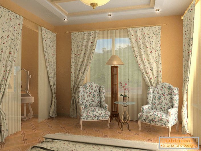 Dormitor în stil englezesc, cu o întorsătură neobișnuită. Pentru tapițeria mobilierului, perdelelor și păturilor, a fost aleasă o țesătură cu un model floral nesfârșit.