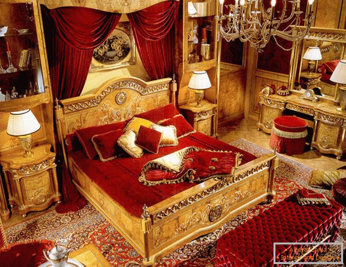 Dormitor luxos în stil baroc într-un apartament de oraș în vestul Italiei.