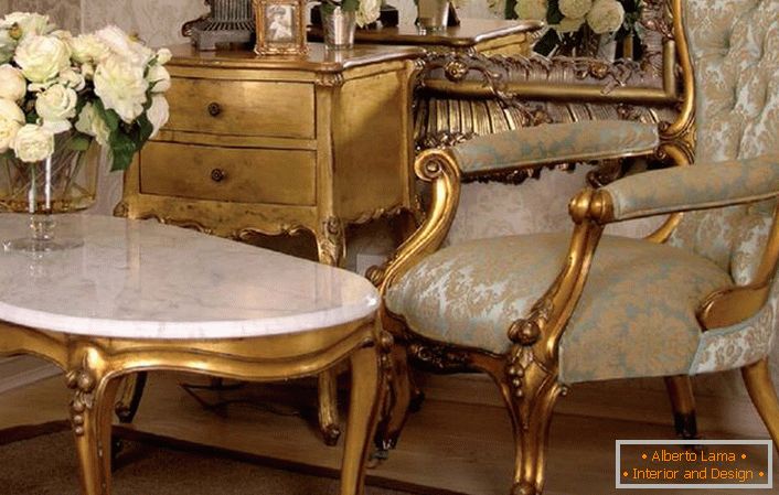 Mobilier din lemn cu aur întunecat în stil baroc. O soluție excelentă pentru camera de zi în casa unei tinere doamne.