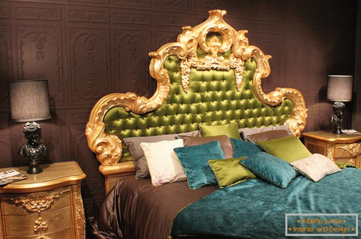 Un înalt ornate înapoi în capul patului este acoperit cu mătase de măsline. Perne interesante de culori contrastante si paturi pe pat.