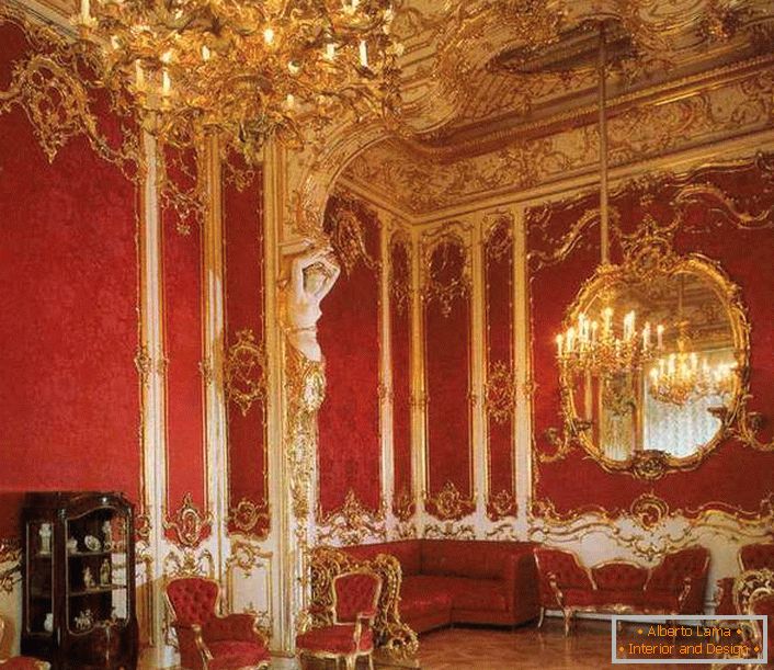 Camera de zi din casă este decorată corespunzător cu mobilier roșu. Noble roșu este perfect combinat cu elemente de aur trim.