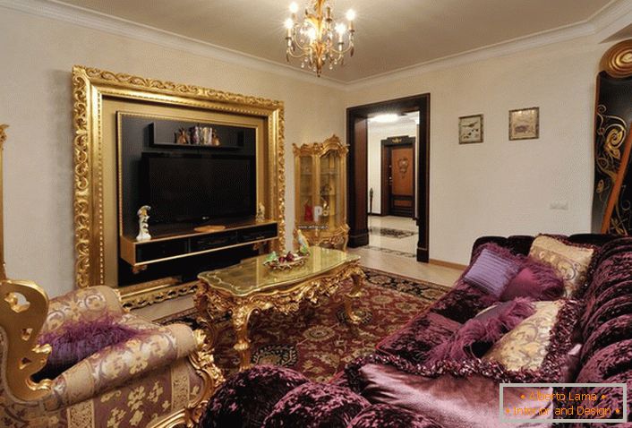 Camera de oaspeți în stil baroc cu mobilier alese în mod corespunzător.