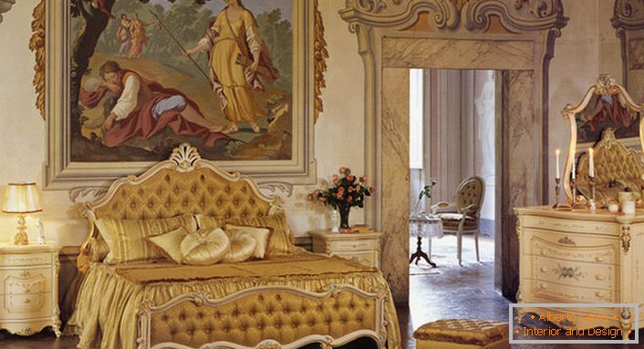 Dormitor în stil baroc în culori aurii. Zidul de la capul patului este decorat cu o imensa pictura veche.