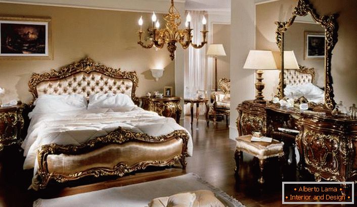 Cameră de familie luxoasă în stil baroc într-o casă de țară. O caracteristică clară a fiecărei bucăți de mobilier din cameră este ușurința și solemnitatea.