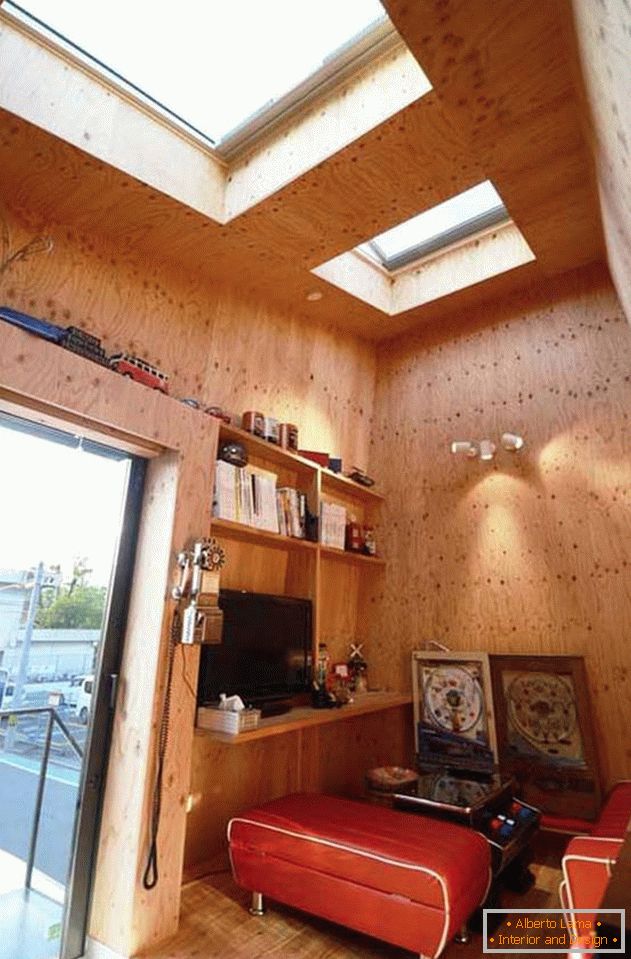 Interiorul unei case cu formă trapezoidală