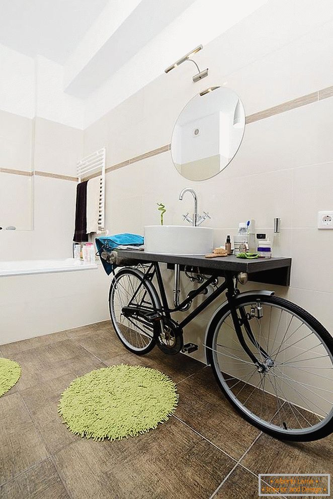 O chiuvetă neobișnuită pe bicicletă în baie