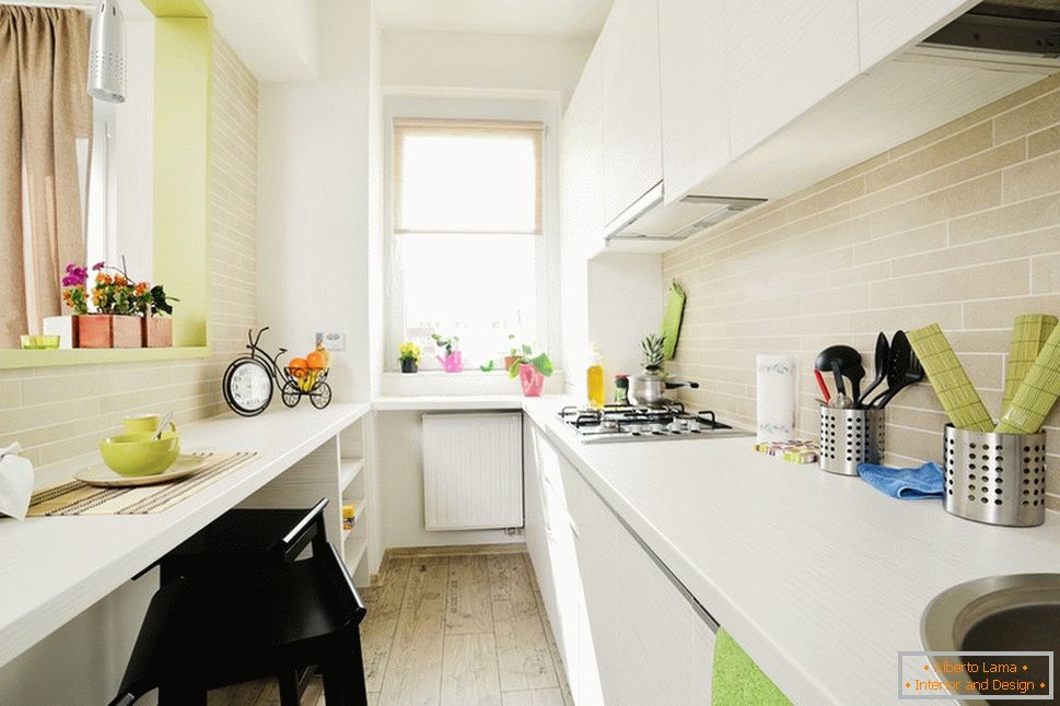 Bucătărie lungă, albă, cu accente verzi verzi