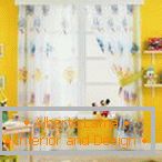 Cameră pentru copii cu pereți galbeni