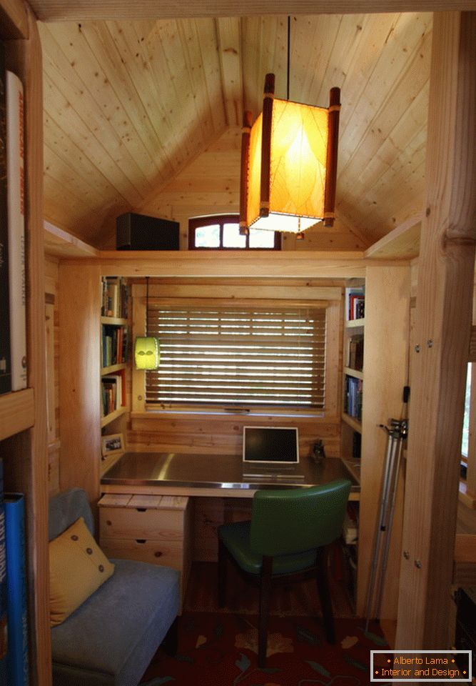 Interiorul unei mici case din lemn