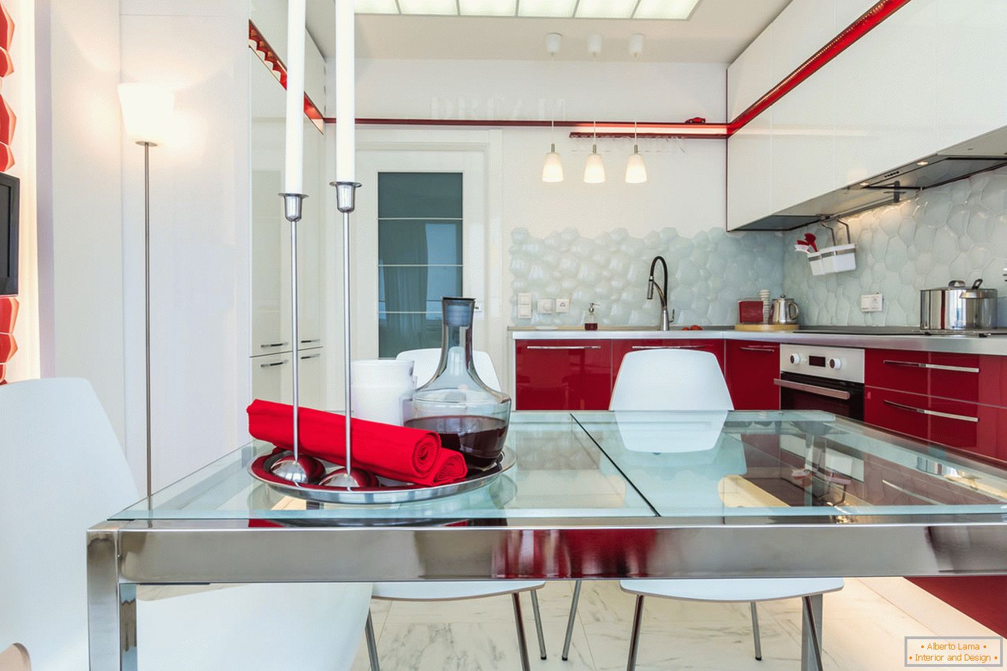 Chic bucătărie interioară în culori albe și roșii