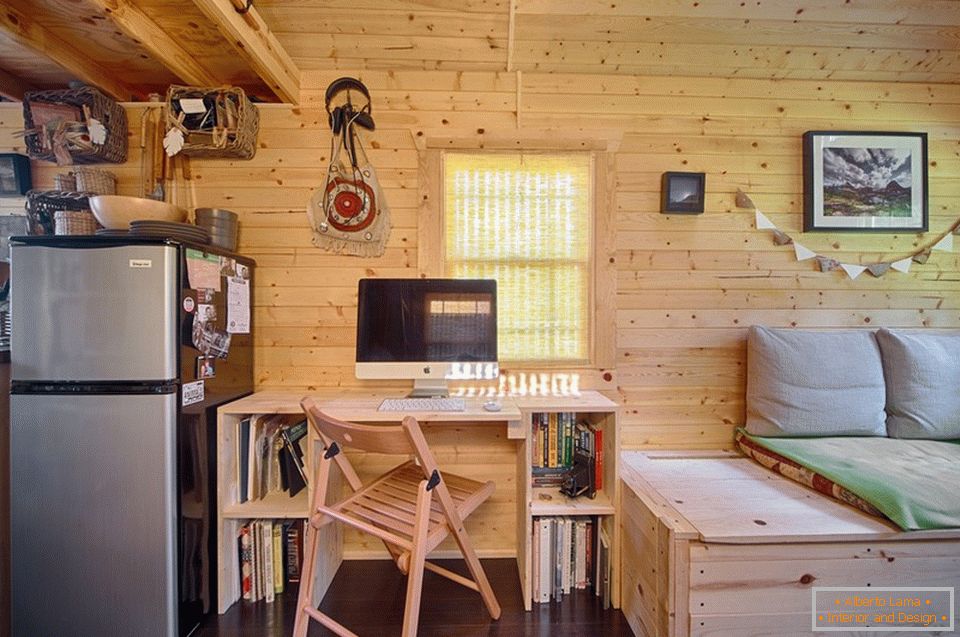 Zona de lucru a unei mici cabane de lemn