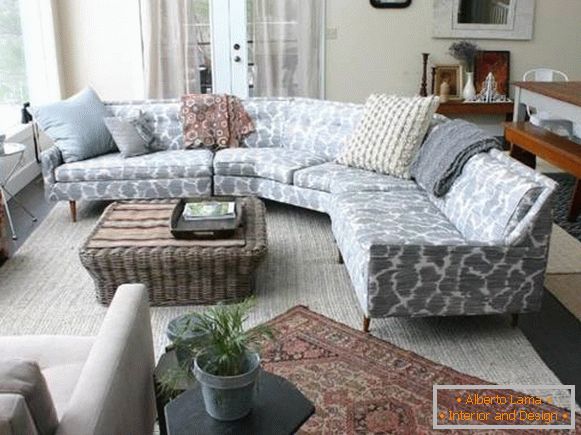 Canapea compactă de colț în designul camerei de zi