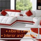 Canapea roșie și albă în interior