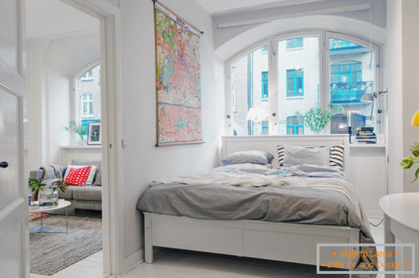Dormitorul unui apartament mic în stil scandinav