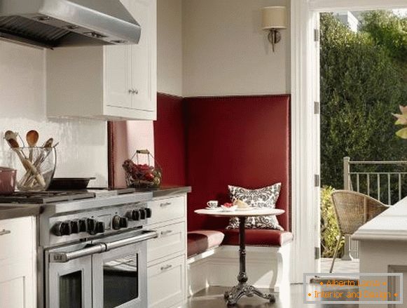 Zona de luat masa in bucatarie - design in tonuri rosii si albe