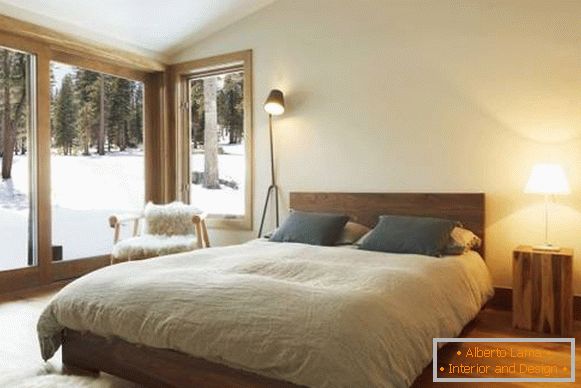 confortabil-dormitor-cu-ferestre mari-in-the-pădure