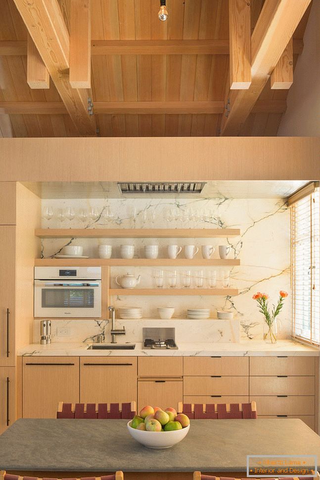 Interiorul unei mici case din lemn - кухня