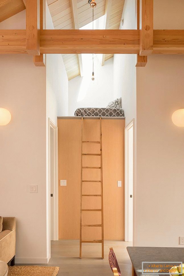 Interiorul unei mici case din lemn - второй уровень