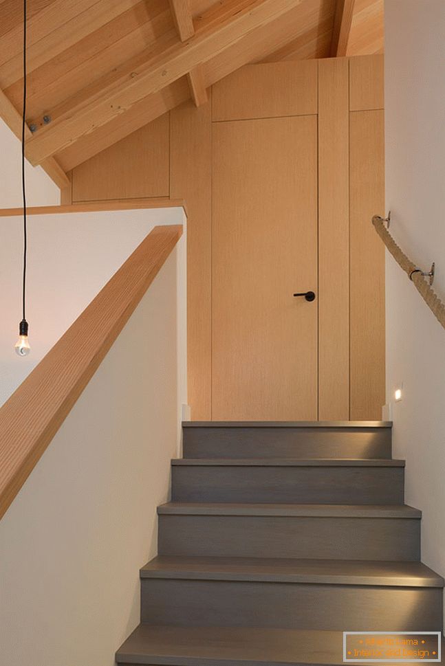 Interiorul unei mici case din lemn - лестница