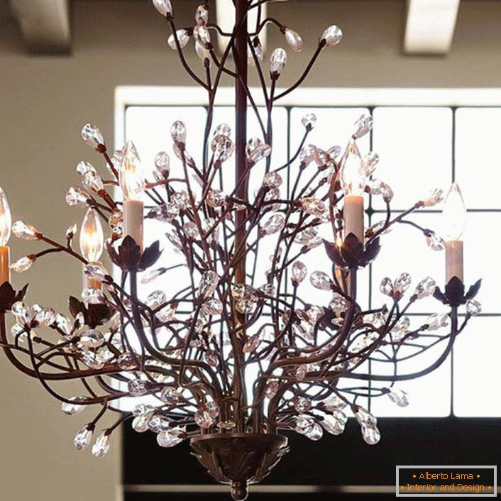 Un exemplu corect de candelabru care imita o ramura de copac, pentru o camera intr-un stil country. 