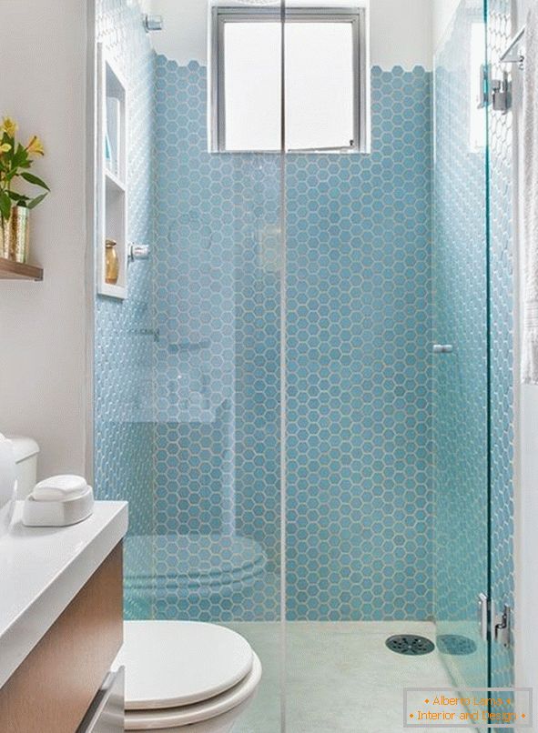 Cabină de duș decorată cu mozaic