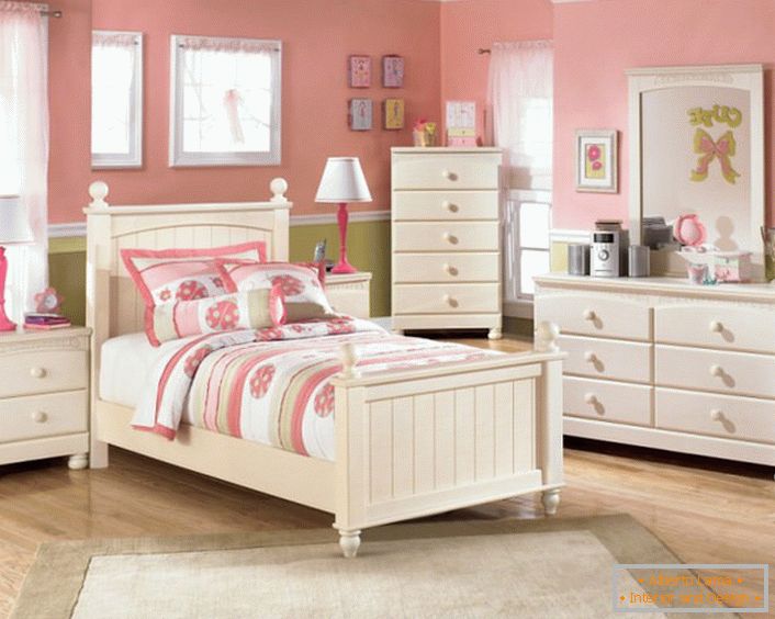 Mobilierul din lemn de culoare deschisă face din cameră mai multă lumină, ceea ce este important dacă vine vorba de interiorul camerei pentru copii. 