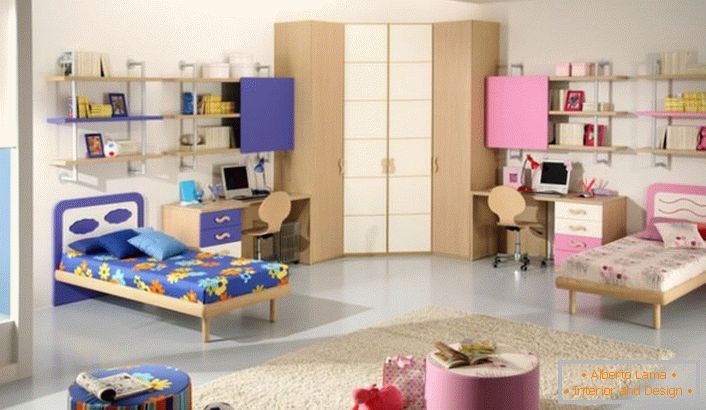 Camera pentru copii este decorată în culori albastru și roz. Ideal design de cameră pentru o fată și un băiat.