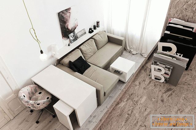 Camera de zi a unui apartament studio cu două etaje în Polonia