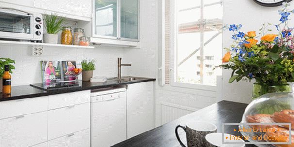 Bucătărie în alb cu accente negre