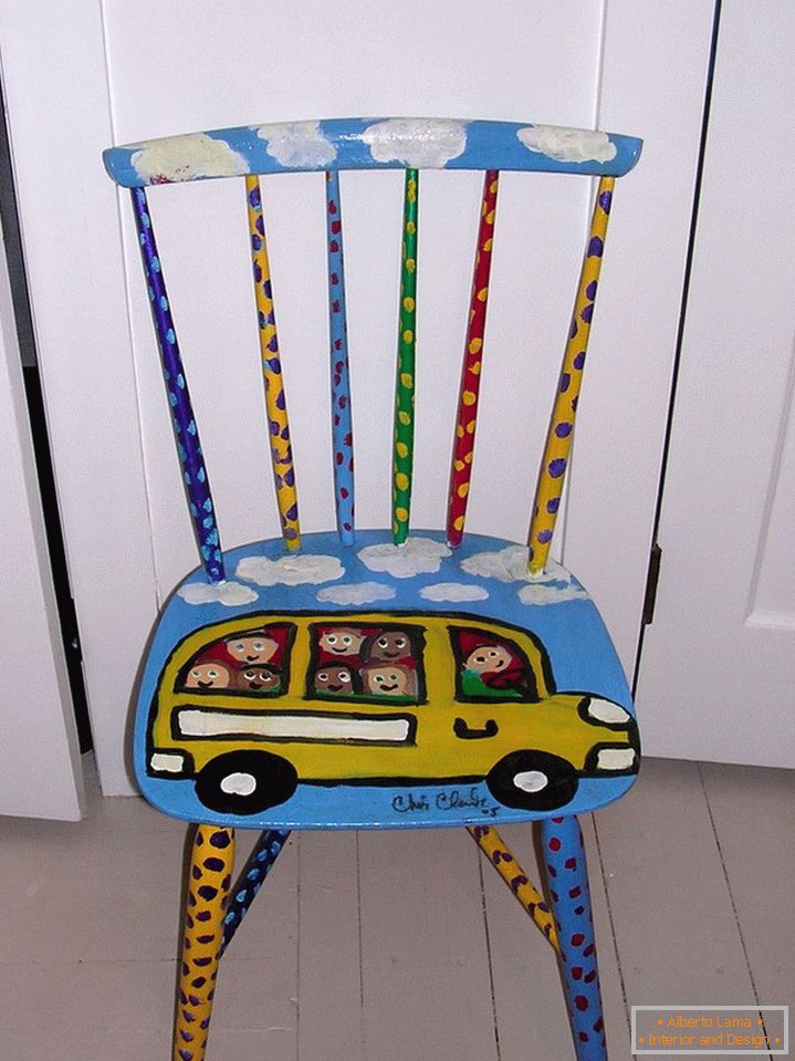 Scaun colorat cu un model