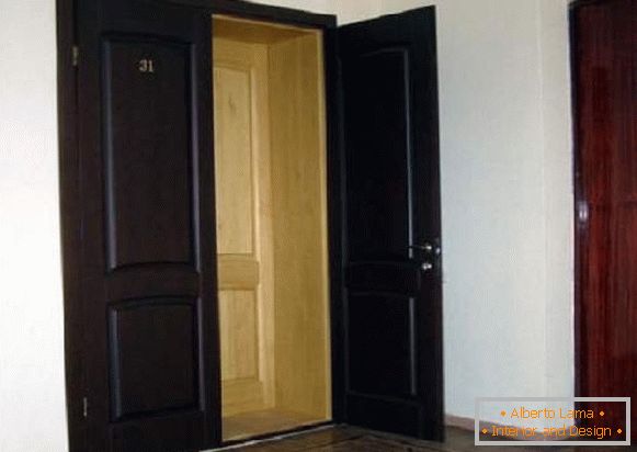 usi de intrare din lemn pentru apartamente, fotografie 31