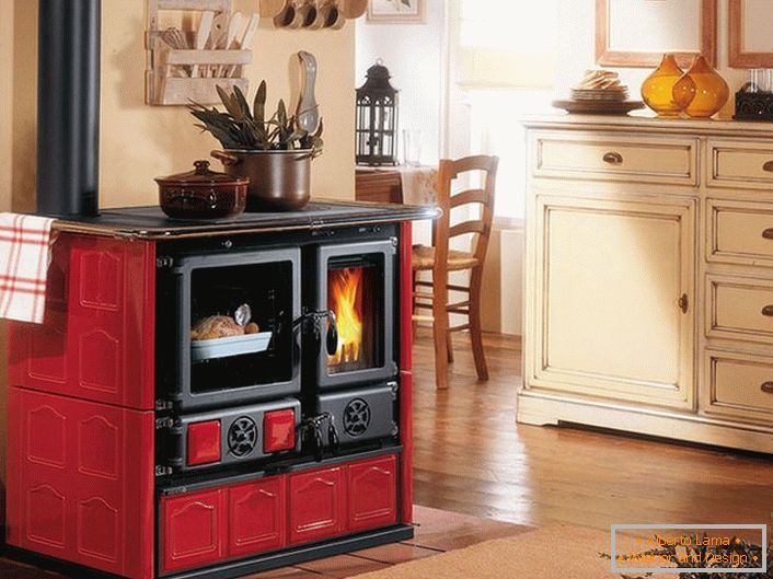 Șemineul în culori roșii și negre este o decorare a bucătăriei în stilul Provence.