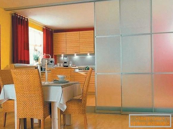 Ușă glisantă în bucătărie cu geam - partiție în interior