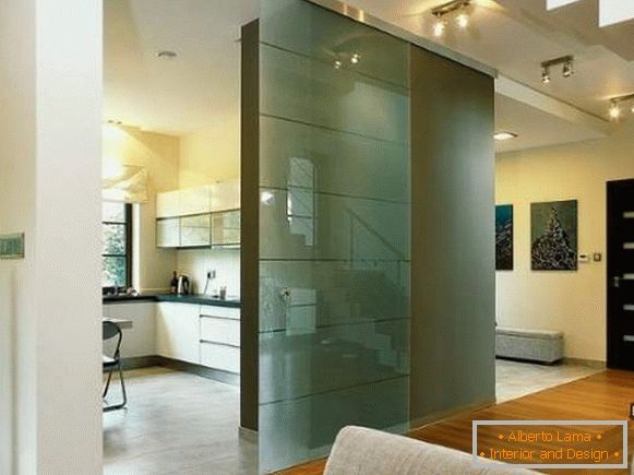 Ușa de sticlă la bucătărie într-un interior modern
