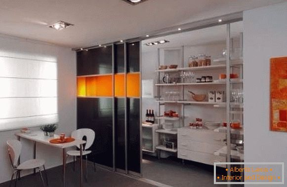 Compartimentul compartimentului ușii în bucătărie în designul apartamentului