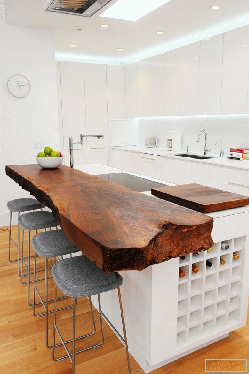Bucătărie modernă, albă, cu un vârf din lemn masiv
