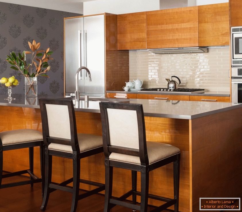 Bucătărie modernă din lemn și decorațiuni cu gresie