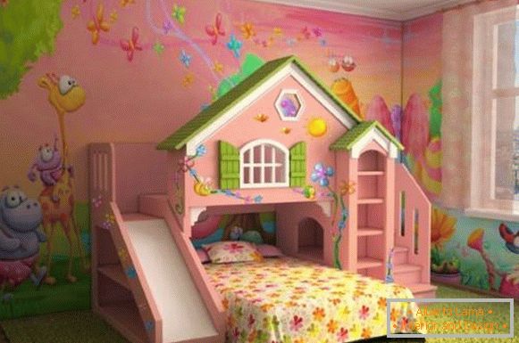 Imagine de fundal roz într-o cameră pentru o fetiță