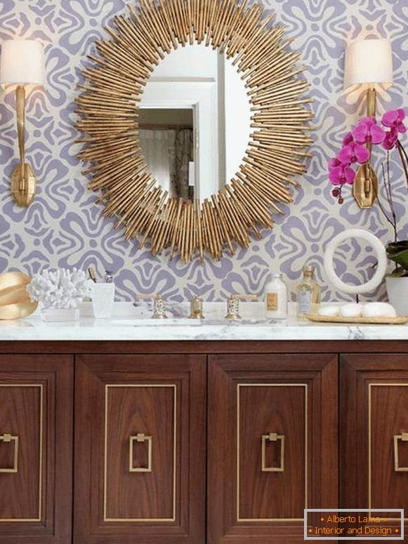 Oglindă frumoasă în fotografia de la baie