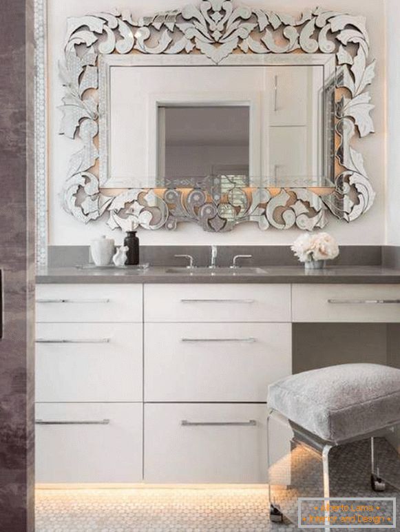 Oglinda decorativă în designul camerei de baie