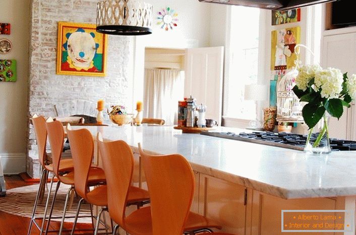 Bucătărie confortabilă în stilul eclectismului. Accentele portocalii fac ca situatia sa fie calda.