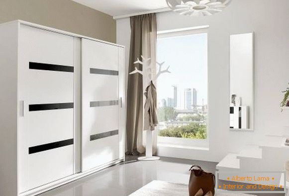 Design modern al dulapurilor în hol în culoare albă