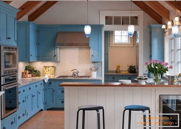 Bucătărie elegantă albastră în interior