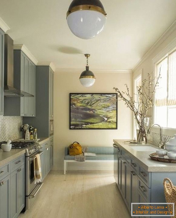 Bucătărie albastră albă în fotografia interioară