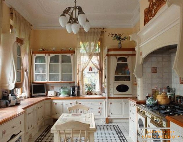 Bucătărie luxoasă în interiorul unei case de țară